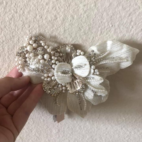 Oleg Cassini Wedding dress - Picture 10 of 10